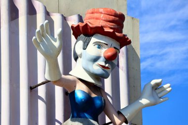 Venedik (Los Angeles), Kaliforniya - 31 Ekim 2025: CLOWNERINA Venedik 'in Dev Balerin Palyaçosu Jonathan Borofsky tarafından Rose Bulvarı ve Ana Cadde kavşağında