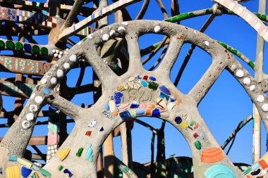 Los Angeles, Kaliforniya - 6 Aralık 2025: Simon Rodia Eyalet Tarihi Parkı 'nda bulunan mimari yapılar Simon Rodia tarafından WATTS TowERS' in ayrıntıları