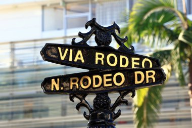 Beverly Hills, California: Via Rodeo - N. Rodeo Dr tabelası Beverly Hills 'te, lüks butikler ve Rodeo Drive' ın büyüleyici atmosferiyle bilinen yaya dostu bölgenin başlangıcı.