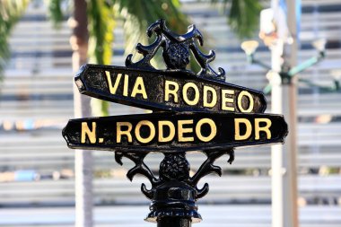 Beverly Hills, California: Via Rodeo - N. Rodeo Dr tabelası Beverly Hills 'te, lüks butikler ve Rodeo Drive' ın büyüleyici atmosferiyle bilinen yaya dostu bölgenin başlangıcı.