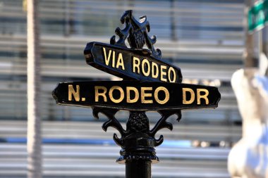 Beverly Hills, California: Via Rodeo - N. Rodeo Dr tabelası Beverly Hills 'te, lüks butikler ve Rodeo Drive' ın büyüleyici atmosferiyle bilinen yaya dostu bölgenin başlangıcı.