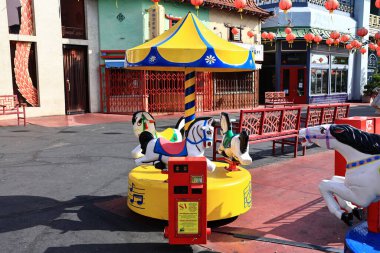 Los Angeles, Kaliforniya - 4 Kasım 2025: Çin Mahallesi, Los Angeles 'ta çocuklar için çocuk biniciliği