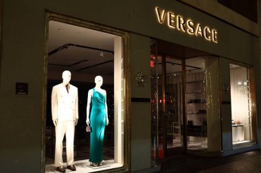 Beverly Hills, California - 30 Kasım 2025: Beverly Hills, Rodeo Drive 'daki VerSACE lüks moda mağazası