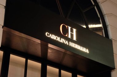 Beverly Hills, Kaliforniya 30 Kasım 2025 Rodeo Drive, Beverly Hills 'de gece vakti CAROLINA HERRERA lüks moda butiği