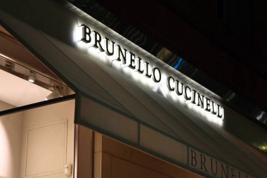 Beverly Hills, California - 30 Kasım 2025: BRUNELLO CUCINELLI lüks moda mağazası Rodeo Drive, Beverly Hills