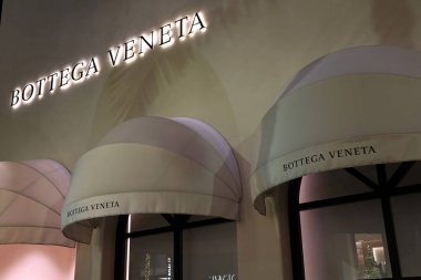 Beverly Hills, California - 30 Kasım 2025: BTTEGA VENETA lüks moda mağazası Rodeo Drive, Beverly Hills