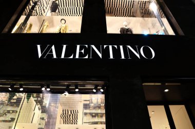 Beverly Hills, California - 30 Kasım 2025: VALENTINO lüks moda mağazası Rodeo Drive, Beverly Hills