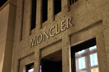 Beverly Hills, California - 30 Kasım 2025: MonCLER lüks moda mağazası Rodeo Drive, Beverly Hills