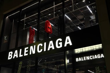 Beverly Hills, California - 30 Kasım 2025: BalenCIAGA lüks moda mağazası Rodeo Drive, Beverly Hills