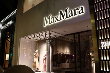Beverly Hills, California - 30 Kasım 2025: MAX MARA lüks moda butiği Rodeo Drive, Beverly Hills