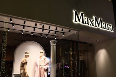 Beverly Hills, California - 30 Kasım 2025: MAX MARA lüks moda butiği Rodeo Drive, Beverly Hills