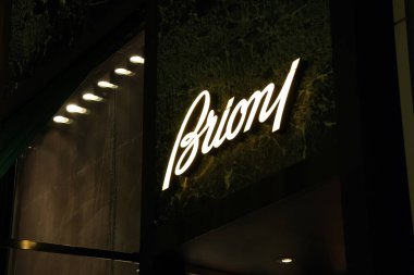 Beverly Hills, California - 30 Kasım 2025: BRIONI lüks erkek giyim mağazası, geceleyin Beverly Hills, Rodeo Drive 'da