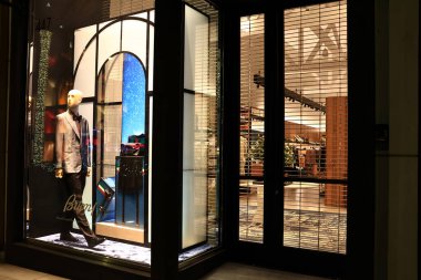 Beverly Hills, California - 30 Kasım 2025: BRIONI lüks erkek giyim mağazası, geceleyin Beverly Hills, Rodeo Drive 'da