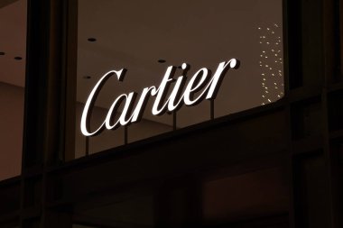 Beverly Hills, California - 30 Kasım 2025 Rodeo Drive, Beverly Hills 'de geceleri CARTIER lüks mücevher butiği