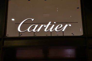 Beverly Hills, California - 30 Kasım 2025 Rodeo Drive, Beverly Hills 'de geceleri CARTIER lüks mücevher butiği