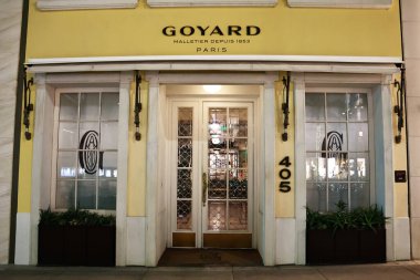 Beverly Hills, California - 30 Kasım 2025 Rodeo Drive, Beverly Hills 'de gece vakti GOYARD lüks deri eşya butiği