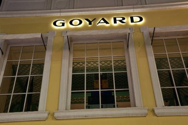 Beverly Hills, California - 30 Kasım 2025 Rodeo Drive, Beverly Hills 'de gece vakti GOYARD lüks deri eşya butiği