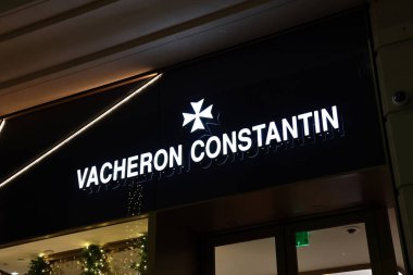 Beverly Hills, California - 30 Kasım 2025: VACHERON CONSTANTIN lüks saat butiği geceleyin Beverly Hills, Rodeo Drive 'da