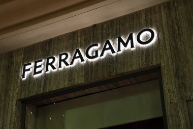 Beverly Hills, California - 30 Kasım 2025: FERRAGAMO lüks moda butiği Rodeo Drive, Beverly Hills