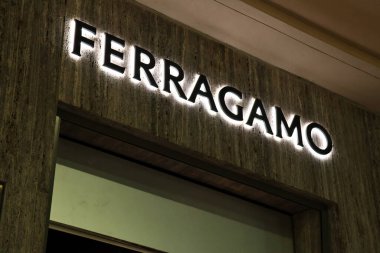 Beverly Hills, California - 30 Kasım 2025: FERRAGAMO lüks moda butiği Rodeo Drive, Beverly Hills