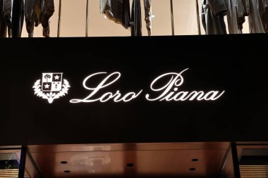 Beverly Hills, California - 30 Kasım 2025: LORO PIANA lüks moda butiği Rodeo Drive, Beverly Hills