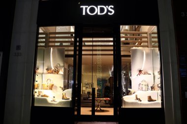 Beverly Hills, California - 30 Kasım 2025 Rodeo Drive, Beverly Hills 'de gece vakti TOD' un lüks deri eşya butiği