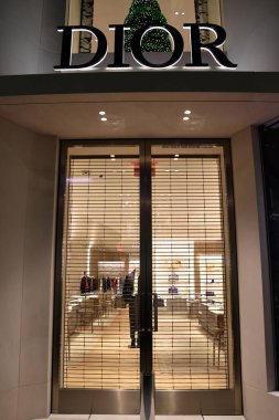 Beverly Hills, California - 30 Kasım 2025 Rodeo Drive, Beverly Hills 'de gece vakti DIOR lüks moda butiği