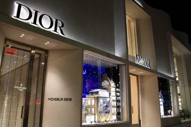 Beverly Hills, California - 30 Kasım 2025 Rodeo Drive, Beverly Hills 'de gece vakti DIOR lüks moda butiği