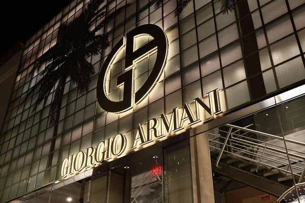 Beverly Hills, California - 30 Kasım 2025: GIORGIO ARMANI lüks moda mağazası Rodeo Drive, Beverly Hills