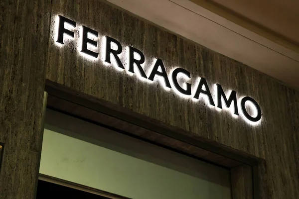 Beverly Hills, California - 30 Kasım 2025: FERRAGAMO lüks moda butiği Rodeo Drive, Beverly Hills