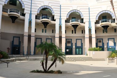 Beverly Hills, California - 26 Ekim 2025: Beverly Hills Şehir Merkezi. Bina mimar Charles Moore tarafından İspanyol Uyanışı, Art Deco ve Post-Modern stillerin karışımı olarak tasarlandı.