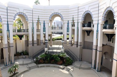 Beverly Hills, California - 26 Ekim 2025: Beverly Hills Şehir Merkezi. Bina mimar Charles Moore tarafından İspanyol Uyanışı, Art Deco ve Post-Modern stillerin karışımı olarak tasarlandı.