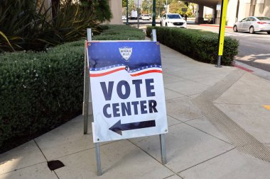 Beverly Hills, Kaliforniya 26 Ekim 2025: Beverly Hills Oy Verme Merkezi İşareti