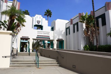 Beverly Hills, California - 26 Ekim 2025: Beverly Hills Şehir Merkezi. Bina mimar Charles Moore tarafından İspanyol Uyanışı, Art Deco ve Post-Modern stillerin karışımı olarak tasarlandı.