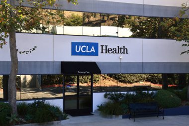 Malibu, California - 6 Kasım 2025: Malibu Belediye Binası yakınlarındaki UCLA Sağlık Ana Bakım Binası