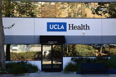 Malibu, California - 6 Kasım 2025: Malibu Belediye Binası yakınlarındaki UCLA Sağlık Ana Bakım Binası