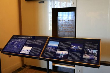 Los Angeles, Kaliforniya - 3 Aralık 2025: Griffith Gözlemevi 'nin astronomi sergileri, bilim sergileri ve uzay keşifleriyle iç sergi alanları