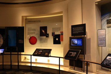 Los Angeles, Kaliforniya - 3 Aralık 2025: Griffith Gözlemevi 'nin astronomi sergileri, bilim sergileri ve uzay keşifleriyle iç sergi alanları