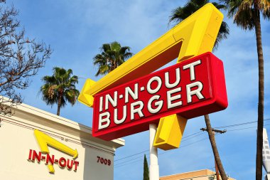 Los Angeles, Kaliforniya - 30 Kasım 2025 In-N-Out Burger tabelası. In-N-Out Burger, Amerikan Fast Food Restoranlar zinciri. Öncelikli olarak Güneybatı ve Pasifik Sahili 'nde yerleri var.