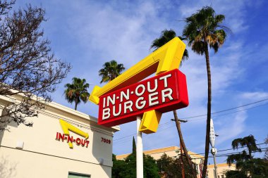 Los Angeles, Kaliforniya - 30 Kasım 2025 In-N-Out Burger tabelası. In-N-Out Burger, Amerikan Fast Food Restoranlar zinciri. Öncelikli olarak Güneybatı ve Pasifik Sahili 'nde yerleri var.
