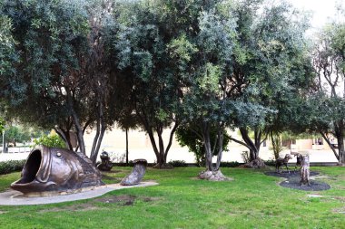 Los Angeles, Kaliforniya - 30 Kasım 2025: Los Angeles, Katedral Zeytin Bahçesi, Meleklerin Efendisi Katedrali 'nin bir parçası, İncil' den esinlenilmiş hayvan heykelleriyle süslenmiş.