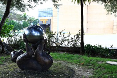 Los Angeles, Kaliforniya - 30 Kasım 2025: Los Angeles, Katedral Zeytin Bahçesi, Meleklerin Efendisi Katedrali 'nin bir parçası, İncil' den esinlenilmiş hayvan heykelleriyle süslenmiş.