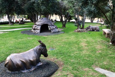 Los Angeles, Kaliforniya - 30 Kasım 2025: Los Angeles, Katedral Zeytin Bahçesi, Meleklerin Efendisi Katedrali 'nin bir parçası, İncil' den esinlenilmiş hayvan heykelleriyle süslenmiş.