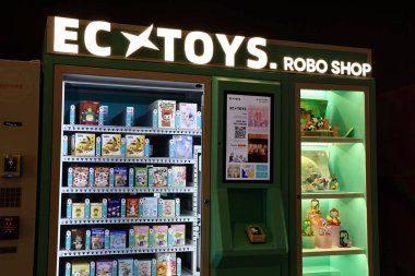 Los Angeles, Kaliforniya - 22 Kasım 2025: AK Robo Shop otomat otomatı