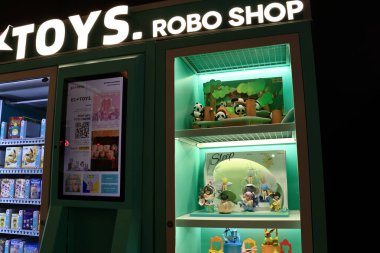 Los Angeles, Kaliforniya - 22 Kasım 2025: AK Robo Shop otomat otomatı