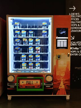 Los Angeles, Kaliforniya - 22 Kasım 2025: Sıcak WHEELS otomat makinesi