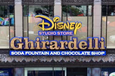 Los Angeles, California - 22 Kasım 2025: Disney Studio Store ve Ghirardelli Soda Fountain tabelası