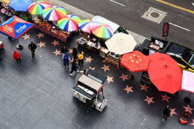 Los Angeles, Kaliforniya - 22 Kasım 2025: Hollywood Bulvarı ve Hollywood ve Dolby Tiyatrosu 'nun çatı terasından Şöhret Yolu