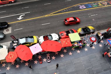 Los Angeles, Kaliforniya - 22 Kasım 2025: Hollywood Bulvarı ve Hollywood ve Dolby Tiyatrosu 'nun çatı terasından Şöhret Yolu