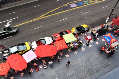 Los Angeles, Kaliforniya - 22 Kasım 2025: Hollywood Bulvarı ve Hollywood ve Dolby Tiyatrosu 'nun çatı terasından Şöhret Yolu